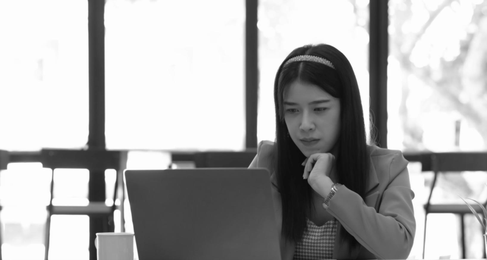 Technische SEO Analyse am Monitor